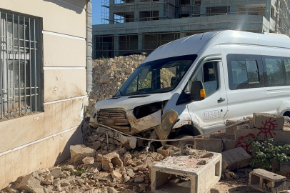 Kontrolden çıkan servis, şarampole uçarak bir eve çarparak durabildi