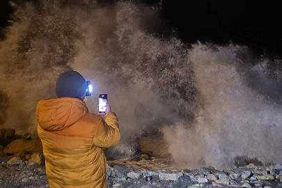 Karadeniz'de dalgaların boyu 8 metreyi aştı