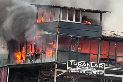 Kocaeli'de çıkan yangında 2 katlı konteyner küle döndü