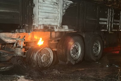 Lastikleri tutuşan tomruk yüklü tırı yanmaktan itfaiye kurtardı