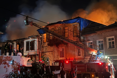 Tarsus'ta iş yerinde çıkan yangın 2 binaya sıçradı