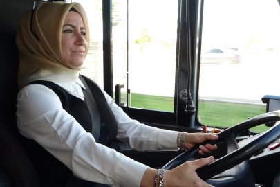 Türkiye’deki 2 kadın trambüs sürücüsünden biri olan Sultan Geleri, erkeklere taş çıkarıyor