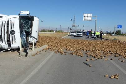 Devrilen tırdaki tonlarca pancar yola savruldu