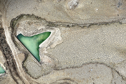 Su seviyesi dip seviyeye ulaştı, kuruyan göllerin tabanında derin çatlaklar oluştu