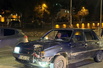 Kırmızı Işıkta Bekleyen Motosiklet Sürücüsüne Otomobil Çarptı