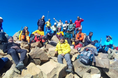 Süphan Dağı'nda zirve ve buzul gezisi: Dağcılar doğanın değişimine şahit oldu