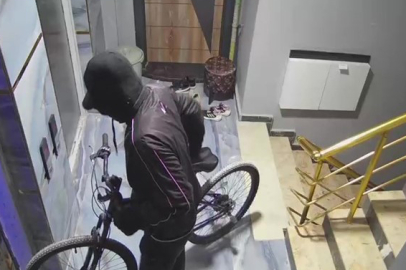 Yüzü Maskeli Hırsız Girdiği Apartmandan Bisiklet Çaldı