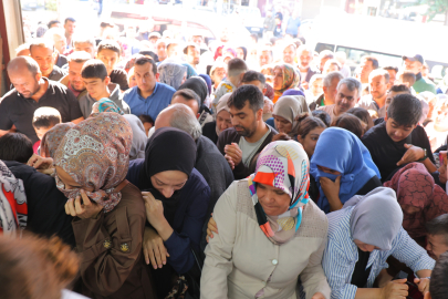 Giyim mağazasında indirim izdihamı