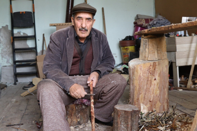 Atık ağaçlardan objeler yaparak geçimini sağlıyor