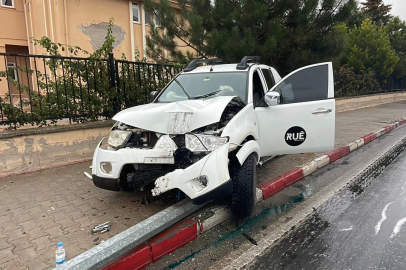 Kontrolden Çıkan Pikap Aydınlatma Direğini Çarparak Durabildi