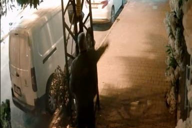 Kapalı Olan Kuaförün Camına 5 Adet Yumurta Attı