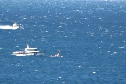 Gençler denizde küreklerle birbirlerine tutunmuş halde deniz polisi ve sahil güvenlik ekiplerince kurtarıldı