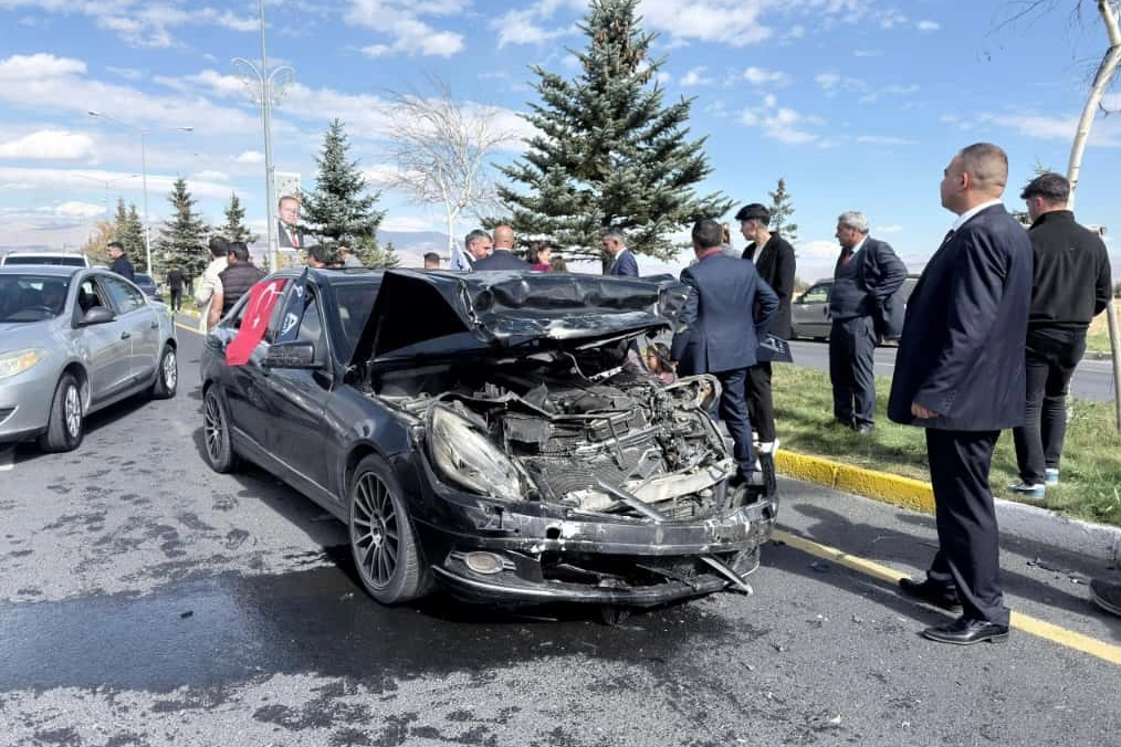 Yavuz Ağıralioğlu'nun konvoyunda trafik kazası!
