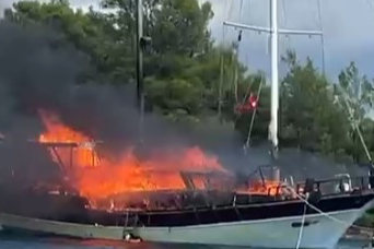 Tekne Alevlere Teslim Oldu