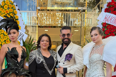 Ünlü şarkıcı Mehmet Çevik, Rus mankenlerle birlikte modacı Filiz Çekil'in yeni şubesinin açılışını yaptı