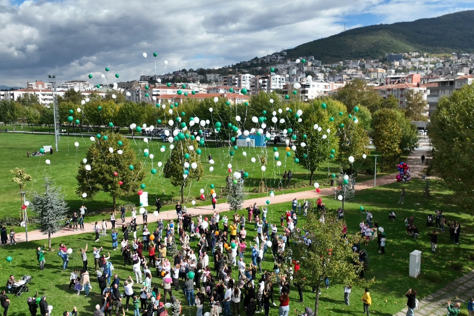 Minik Çağan için gerekli para toplandı, binlerce taraftar yeşil beyaz balon uçurdu