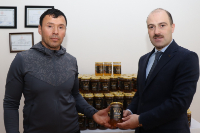 Ürettiği balın 250 kilosunu ihtiyaç sahiplerine bağışladı
