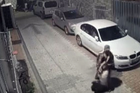 Fatih'te dehşet görüntüler: Kadını darbedip yerde sürükledi