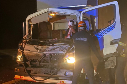 Kamyon ile Kamyonet Çarpıştı: 1 Yaralı