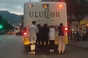 Hareket halindeki araçlara tutunan gençler, kazaya davetiye çıkardı