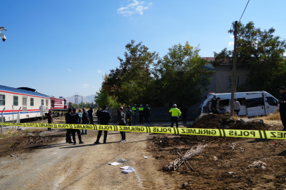 Faciadan dönüldü… Tren, okul servisine çarptı: Çok sayıda öğrenci yaralandı!