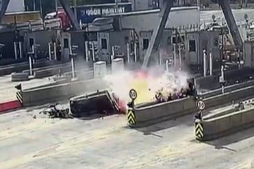 Gişenin beton refüjüne çarpan sürücü parçalanarak yanan araçta hayatını kaybetti