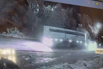 Kamyonla Otomobilin Çarpıştığı Kaza Güvenlik Kamerasına Yansıdı