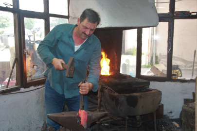 Ordulu demirci ustası, mesleğe talebin azaldığını, çırak bulamadıklarını belirtiyor