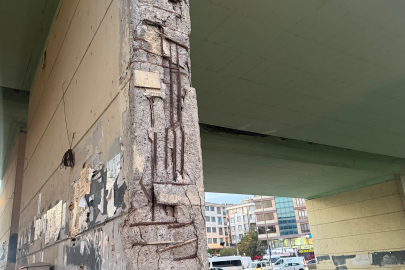 Köprü, Hem Sürücüler Hem de Yayalar İçin Tehlike Oluşturuyor