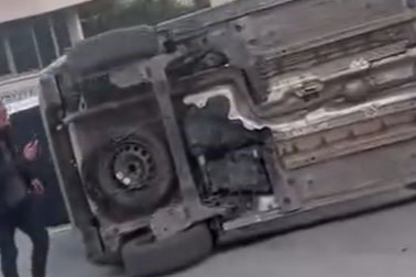 Trafikte diğer sürücüye küfür eden adam servis minibüsüne çarptı