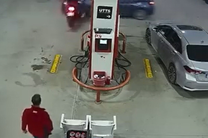 Akaryakıt istasyonundaki trafik kazası saniye saniye kameralara yansıdı
