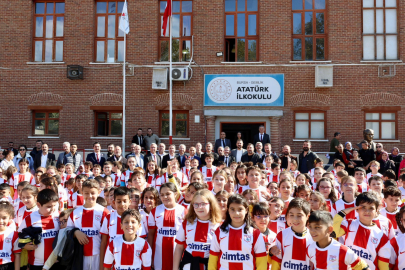 Gemlikspor’dan Minik Kalplere Büyük Sürpriz: 328 Öğrenciye Forma Hediyesi