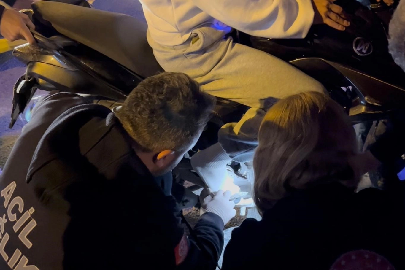 Kaza sonrası genç sürücünün ayağı motosikletin pedal demirine sıkıştı