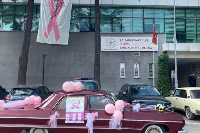 Kanserde erken teşhisin önemine dikkat çekmek için klasik aracı süsleyip şehir turu attı