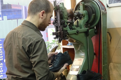 Çırak bulamayan ayakkabı tamircilerinin çalışma saatleri uzadı