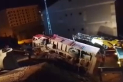 Odun Yüklü Kamyonet Devrildi! Sürücü Ölümden Döndü