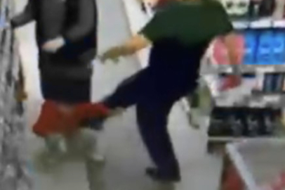 Şahıs, kendi evladı olduğu iddia edilen çocuğu acımasızca tekmeledi