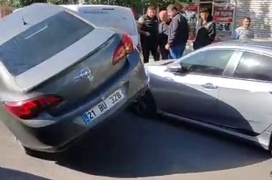 Otomobil, Park Halinde Bulunan İki Aracın Üzerine Çıktı