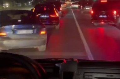 Uzun araç kuyruğunda araçlar sağ ve sola ayrılarak ambulansın geçişini sağladı