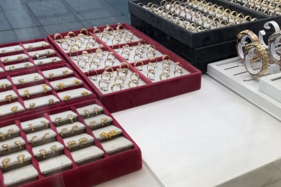 Konya’da kuyumcudan 1 milyon 200 bin liralık altın yüzüğün çalındığı anlar güvenlik kamerasına yansıdı