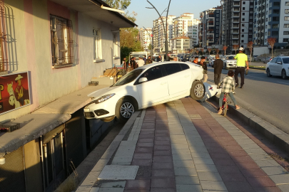 Otomobil Balkona Uçtu: 2'si Çocuk 3 Yaralı