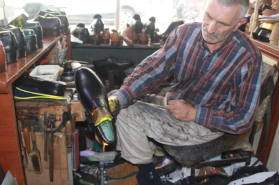 40 Yıllık Usta Ayakkabı Boyama İşlemini Ateşle Yapıyor