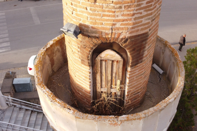 Aynı camide üç farklı dönemde yapılan minareler görenlerin ilgisini çekiyor