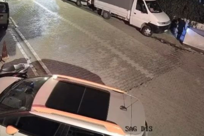 Kısa sürede büyüyen alevler park halindeki bir araca sıçrarken, o anlar kameraya yansıdı