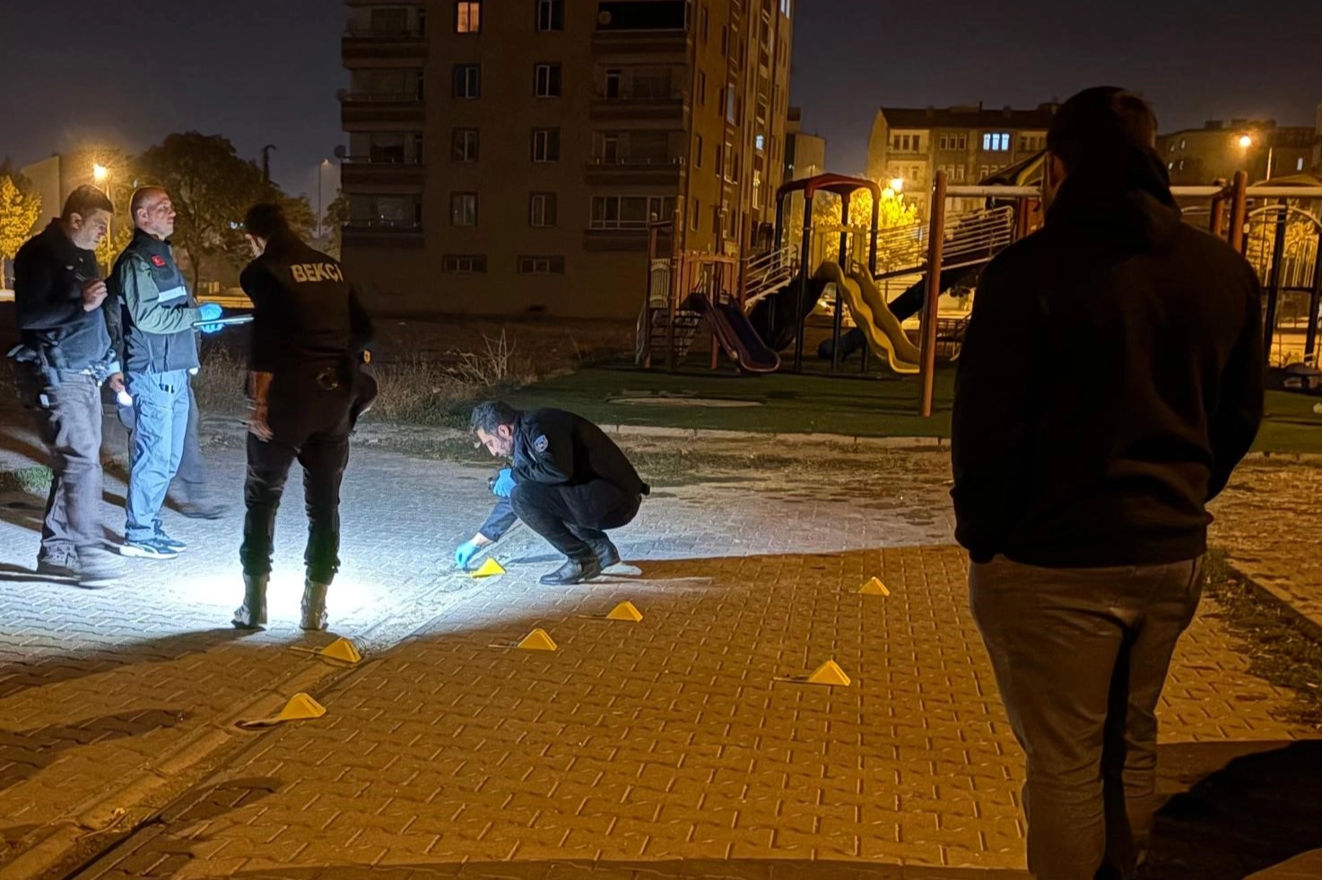 Kurşunlanan evde kimsenin olmaması faciayı önledi