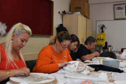 Hem geleneksel el sanatları yaşatılıyor hem de kadınlara meslek öğretilerek para kazanmaları sağlanıyor