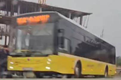 E-5'te korku dolu anlar: Seyir halindeki İETT yoldan çıktı