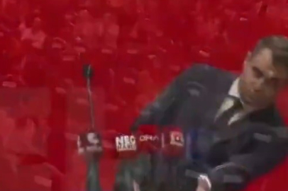 CHP İzmir İl Kongresi'nde Çağatay Güç, konuşmasının bitiminde fenalaşarak yere yığıldı