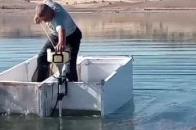 Ankara'da bir vatandaş 2 hurda buzdolabını birleştirip motor taktırarak kayık yaptı