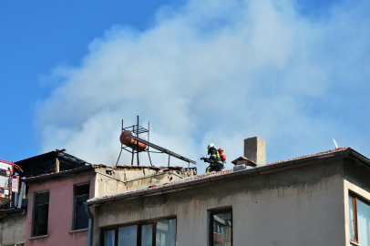 Evde Çıkan Yangın 3 Katlı Binanın Çatısına Sıçradı